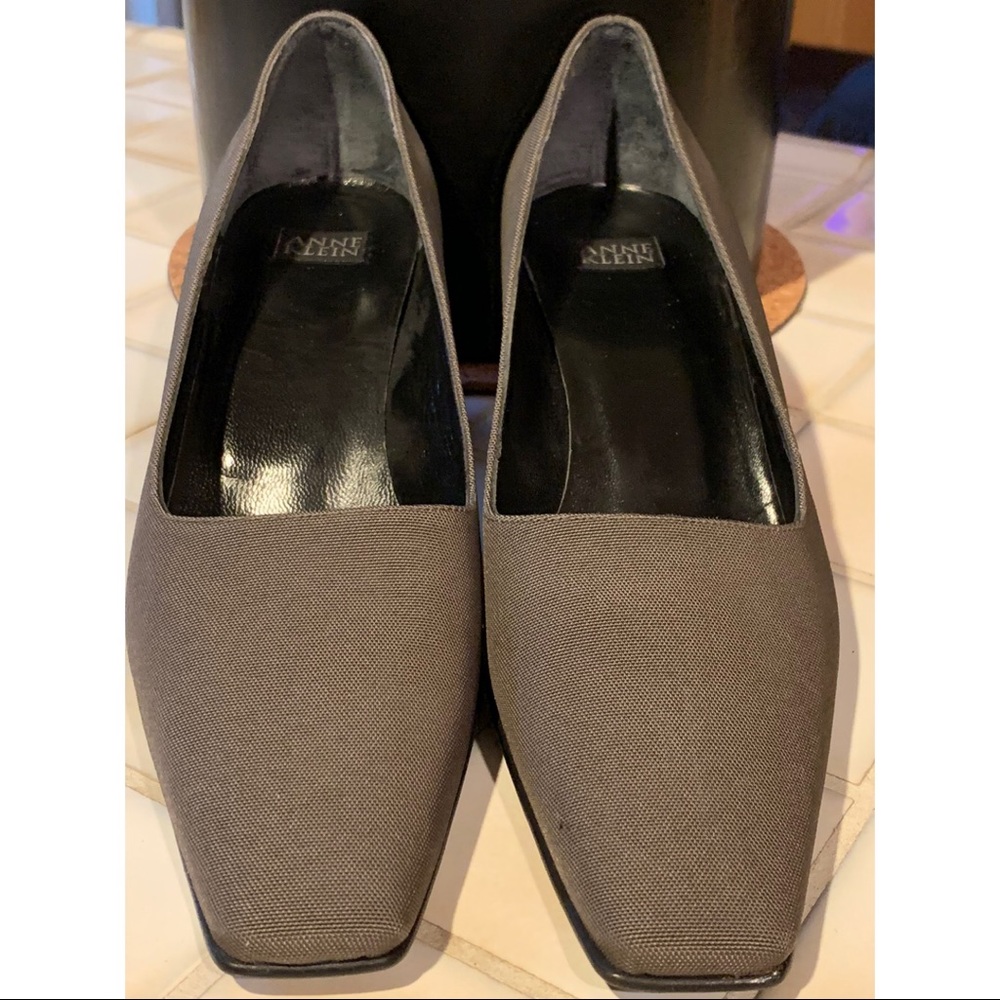 🤩Anne Klein Grosgrain Fabric  Olive Heels 👠8M - Picture 2 of 6
